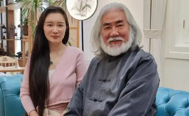 张纪中是圈内不少艺人的前辈,在1951年出生的他,1987年拍摄了第一部