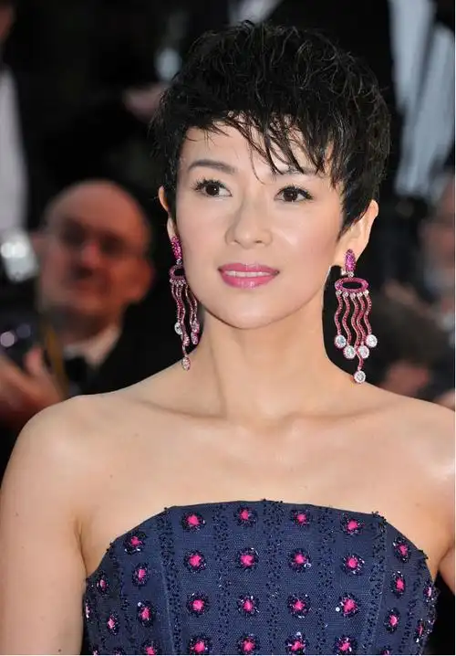 穿衣搭配章子怡短发没那么美了穿波点抹胸装凹造型双腿纤细像竹竿