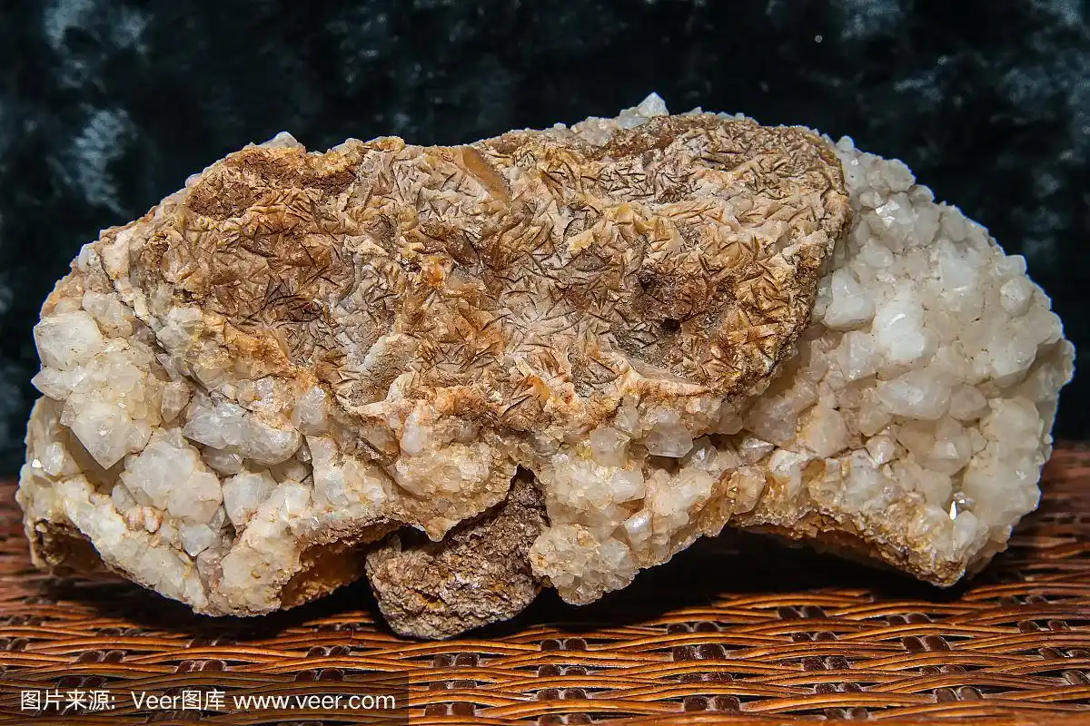 近距离观察石英石矿物