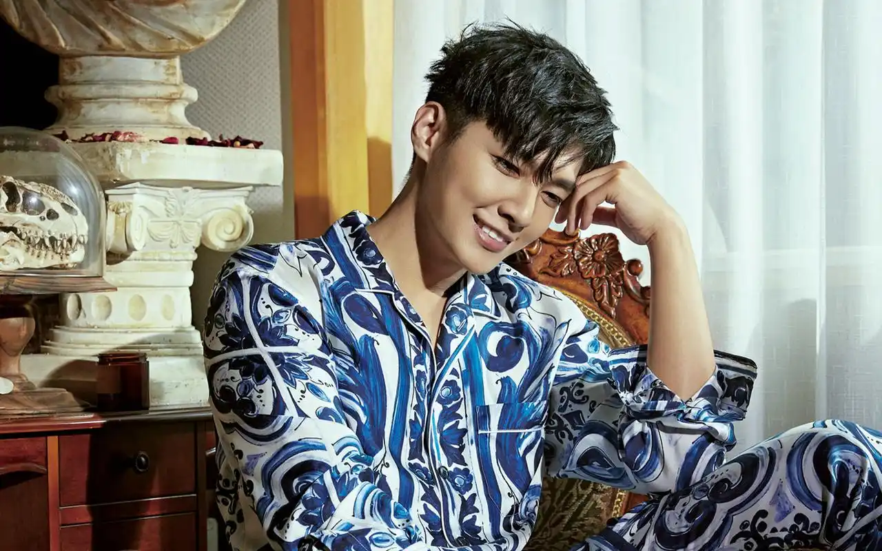 炎亚纶帅气养眼时尚写真图片桌面壁纸