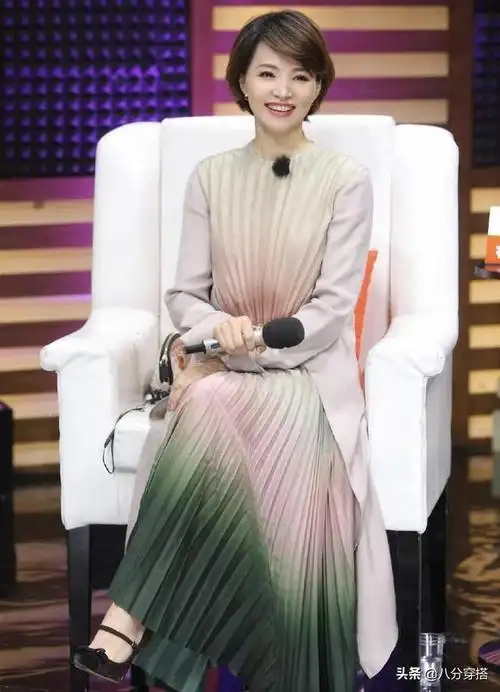 董卿气质如兰!短发造型搭配红色西装端庄稳重,优雅大气又利落_网易订