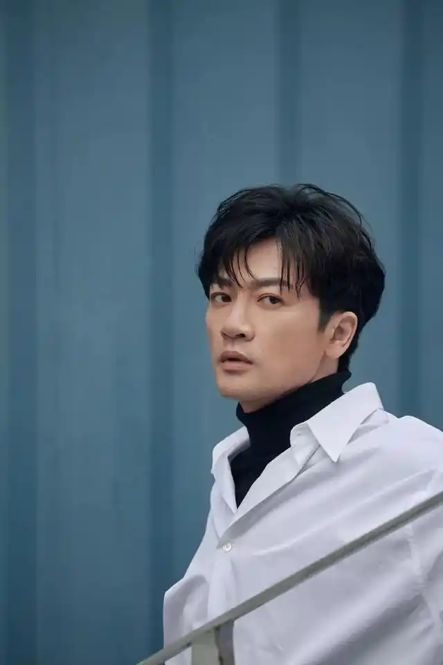 苏有朋的最新机场照片亮了,这身材小鲜肉都自叹不如.