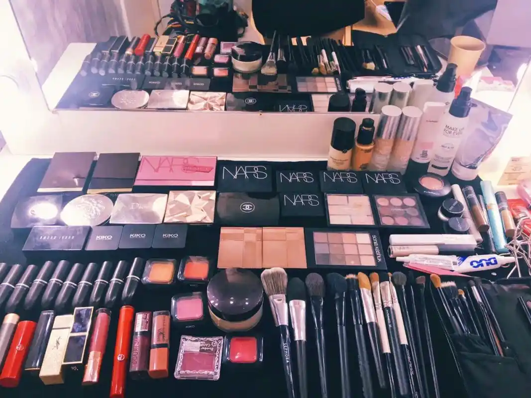 专业化妆师日常工作摆台_化妆师_mac_化妆品_marni怎么样_魅可怎么样