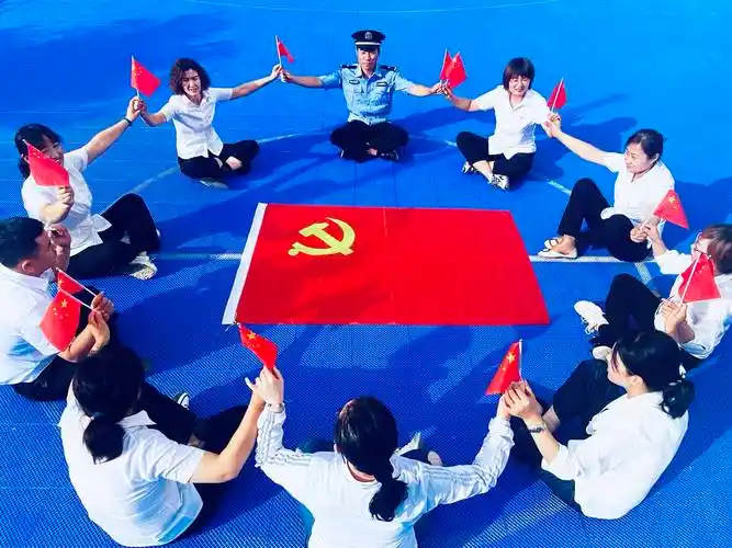 焉耆县焉耆镇我与党旗共合影献礼党的二十大