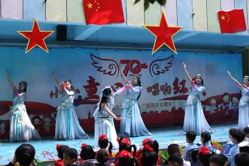 再唱山歌给党听",教师带来的舞蹈《再唱山歌给党听》,将红歌会推向