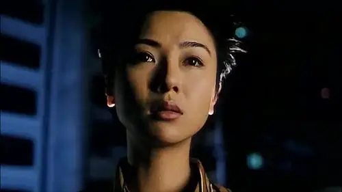 饰)嗜财如命,骗了一位过世老婆婆(罗兰饰)之女(伍咏薇饰)的钱胡乱做法