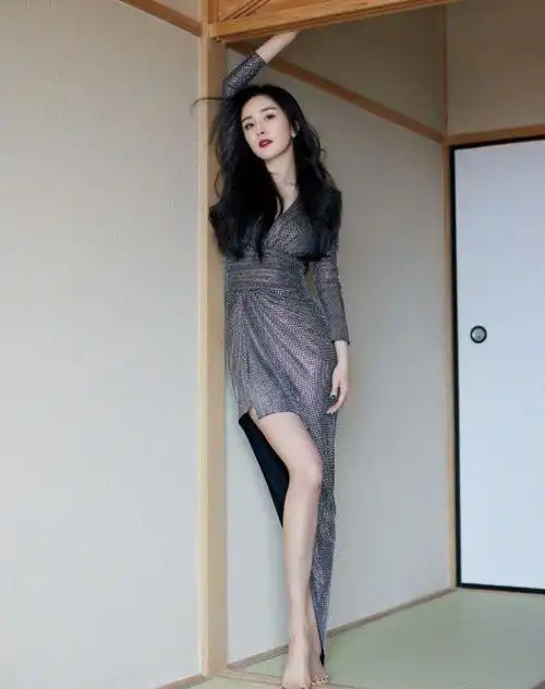 37岁的杨幂身材火辣前凸后翘似20岁少女宛如女王一般