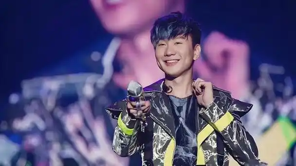 林俊杰是一位备受欢迎的歌手,音乐创作人,演员和潮牌主理人.