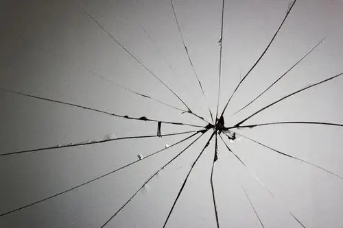 破碎的弹孔玻璃背景高清图片