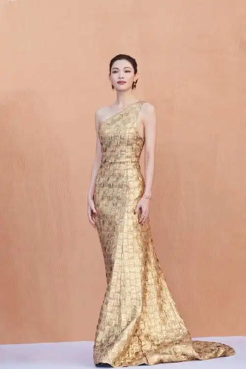 钟楚曦金色单肩礼服