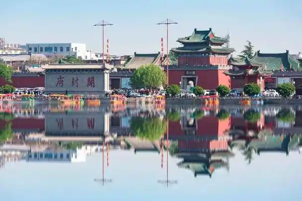 如今的开封府景区,不仅仅有庄严肃穆的府衙,还有包公西湖,包公祠,形成