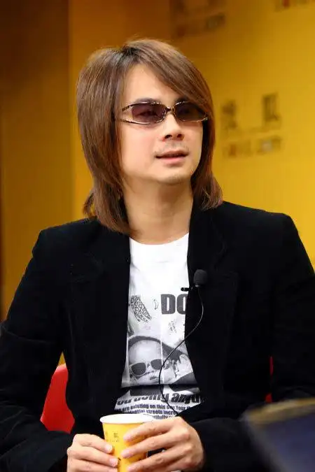 飞儿乐团成员陈建宁当爸 女儿眼睛和父亲超像