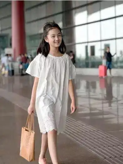 黄磊11岁女儿多多,赵薇7岁女儿黄新,刘涛李湘8岁女儿近照