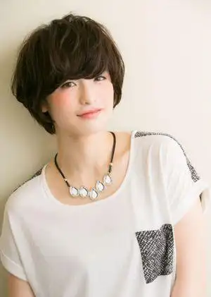娃娃脸适合烫什么短发发型 2015欧美适合娃娃脸的短发发型图片(4)
