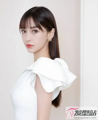 直发披发怎么弄好看 最美气质发型一秒变女神