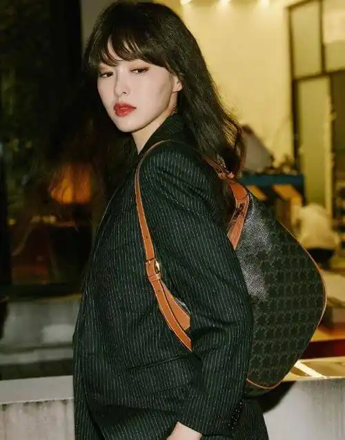 39岁唐嫣黑色穿搭御姐范儿十足,高清近照曝光,职场穿搭学起来_身材