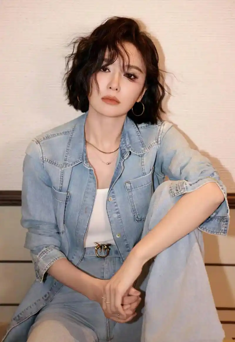 40 的女人,别总留长发了,"齐耳烫发"洋气减龄,还显脸小