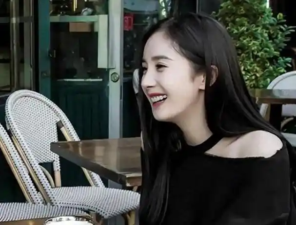 杨幂真面目曝光这还是当初那个谁红和谁玩的杨幂吗