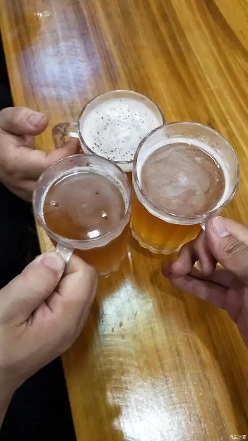 青岛啤酒节主会场,干杯
