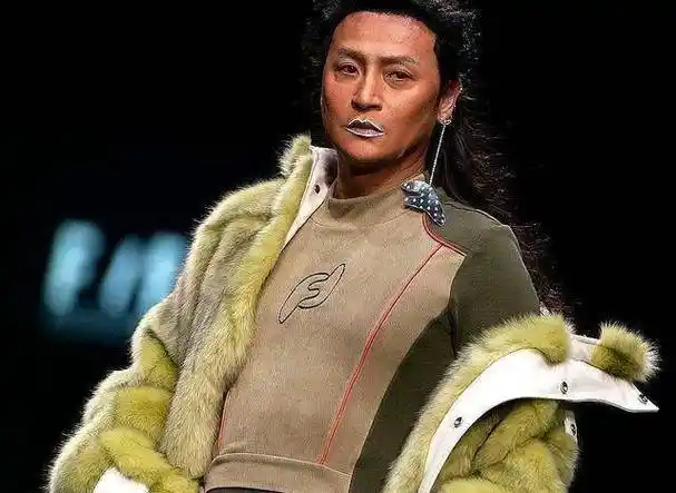 陈志朋审美回温格子裤黑西装尽显潮流感小帅虎回来了