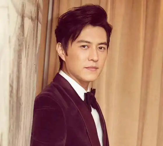 45岁靳东再添新职,合照低调站在边角,近照曝光身姿笔挺发福明显