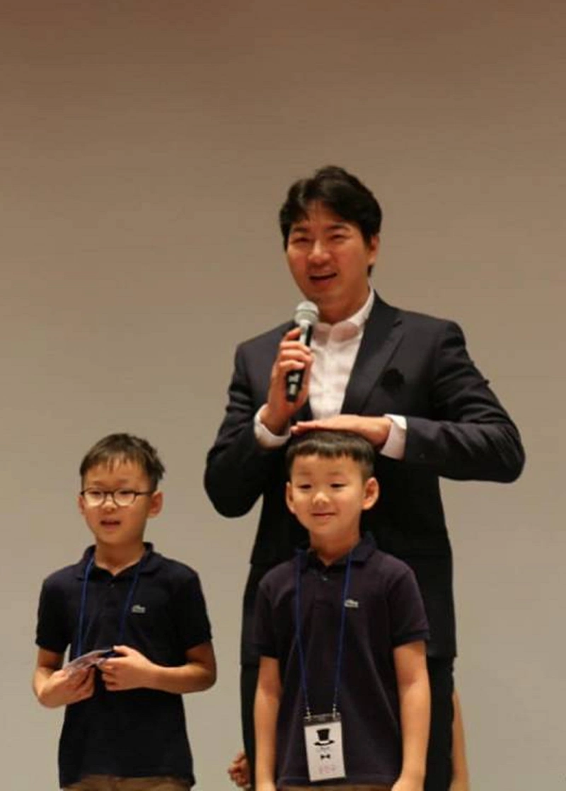 这张照片的民国真的是帅到不敢认,想起似乎不久前还是一个小婴儿的