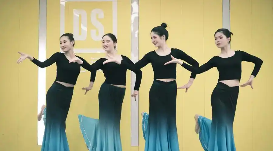 傣族舞桥边姑娘轻柔细腻的舞姿在干净而忧伤的嗓音下