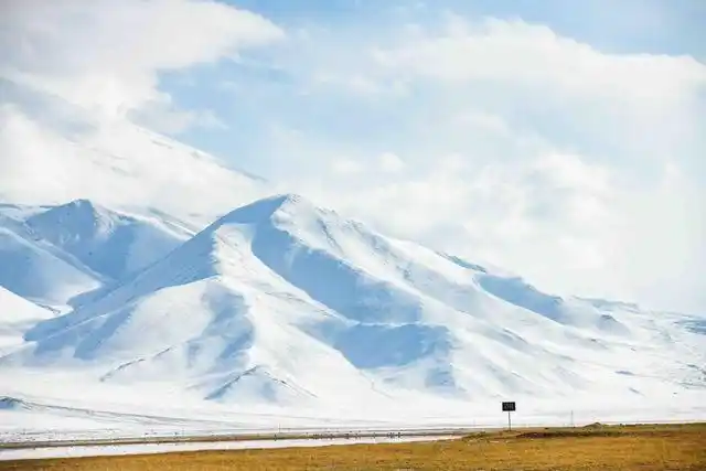 新疆超美旅行地,有"冰山之父"美誉的超美雪山,此生必去一次!