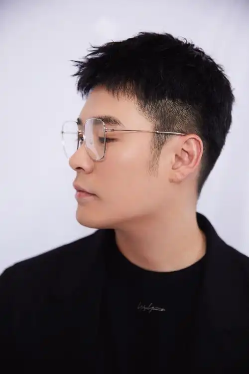 陈赫原来这么帅被邓超祝福瘦回颜值巅峰黑色西装酷帅