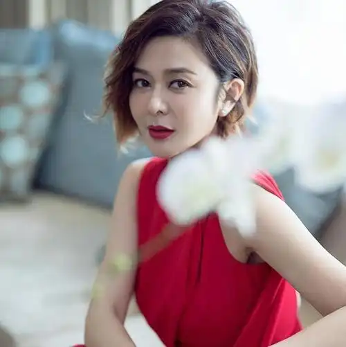 尴尬!关之琳晒近况容颜依旧美丽,却被眼尖网友发现裤链没拉好