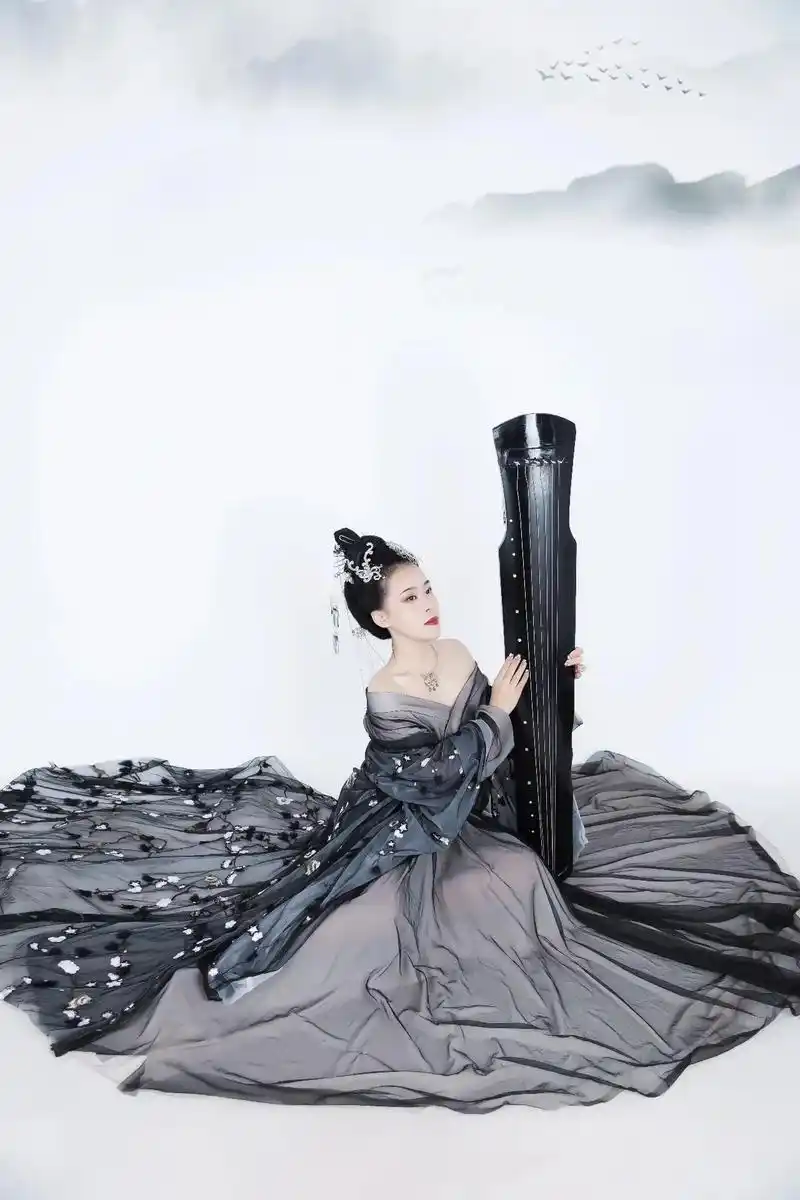 清风轻抚琴弦醉,瑟瑟凉意寒人心#古风  - 抖音