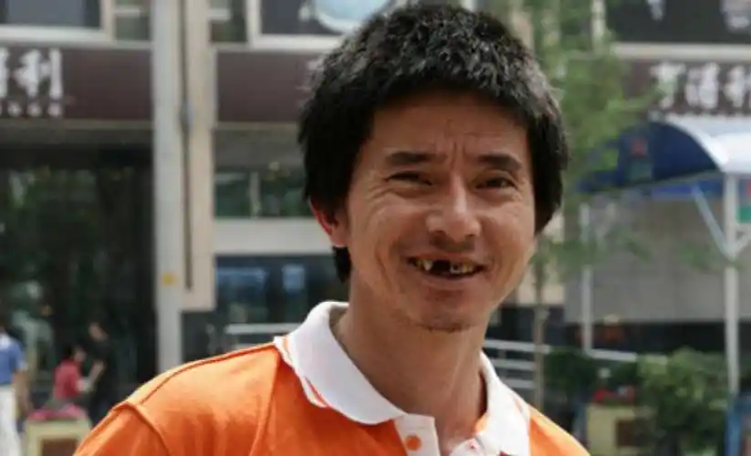 因帅气造型,犀利眼神而爆红网络的犀利哥,后来如何了_生活_普通人