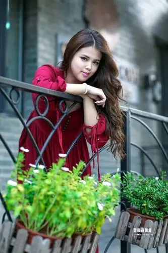 诱人的秀发红衣美女 歌唱寂寞(孙露演唱)