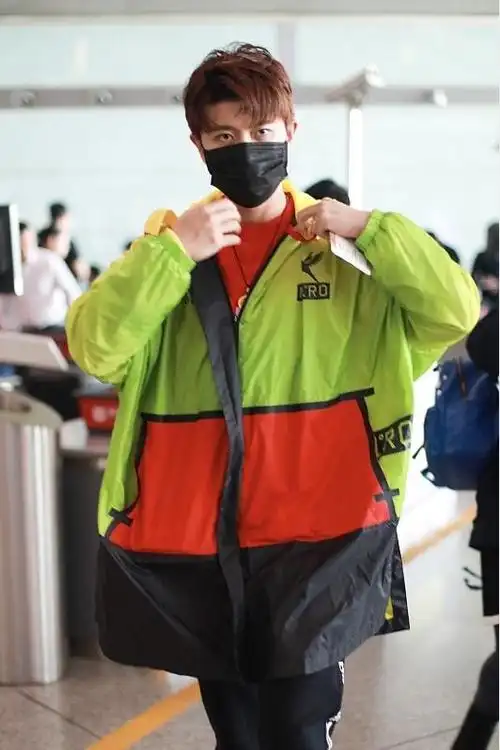 也就任嘉伦能把红配绿穿得好看看着不咋土就是服装太长显腿短