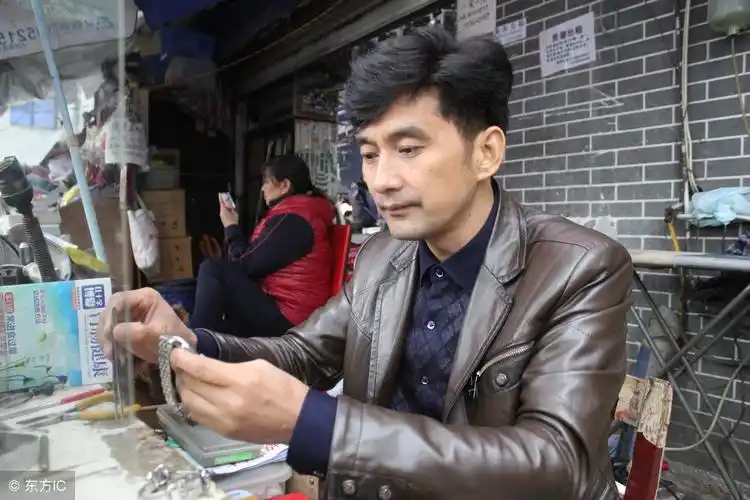 40岁大叔修表9年生意惨淡,只因长了张明星脸,女大学生排队修表