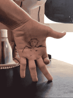 不,是字面意思,用手,打保龄球. 还是空气保龄呢.