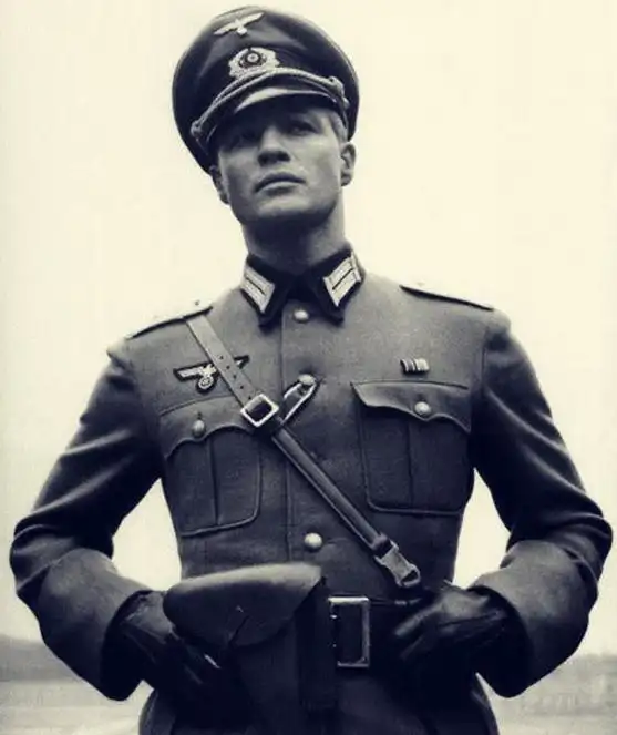 帅气华丽外表下,沾满了战争的血迹,二战德军军服是怎么设计的?