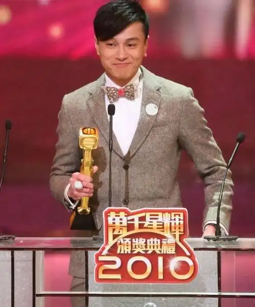 tvb小生黄浩然低调现身餐厅被服务员捕获求合影妻子罕见入镜