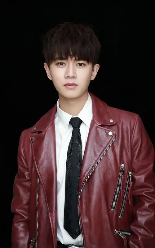 回顾任嘉伦从运动员到明星爆红时公布恋情今一家三口幸福美满