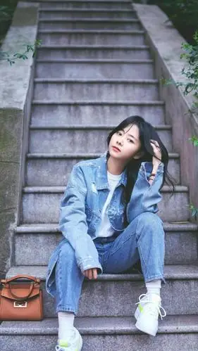 休闲时尚女神谭松韵牛仔迷人户外街拍