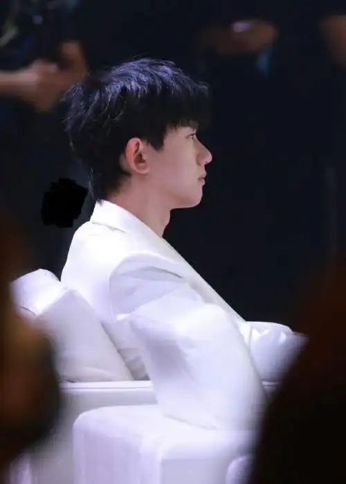 张杰的脸明显瘦了下来,变得像个奶油小生,他的发型也很出彩,确实是很