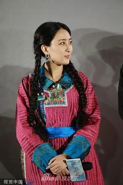 组图:马苏出席《海的尽头是草原》发布会 身穿民族服饰动情发言