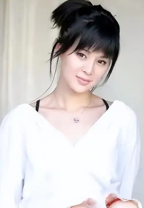 关悦的丈夫佟大为,娶演员妻子婚后生三个孩子,一家五口和和美美