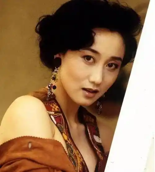 利智年轻旧照公开,美颜完胜关之琳,这下终于懂了李连杰眼光_形象