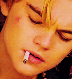 莱昂纳多·迪卡普里奥叼着烟说话伤痕累累皱眉gif动图_动态图_表情包