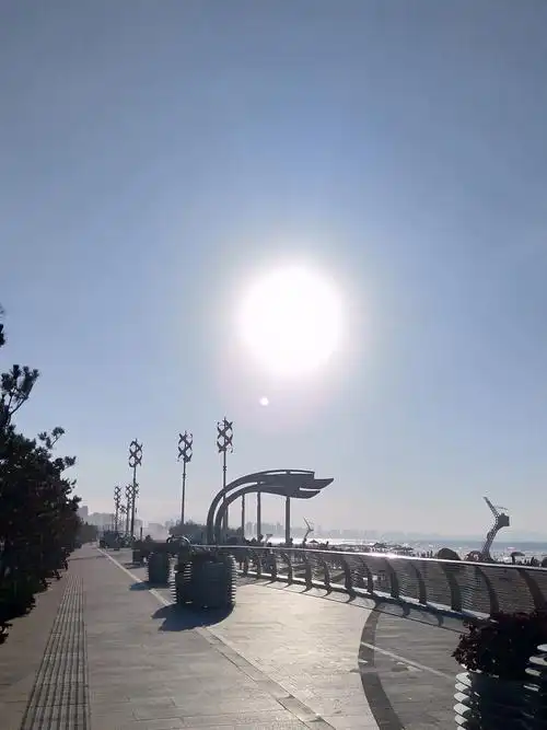 艳阳高照海岸线