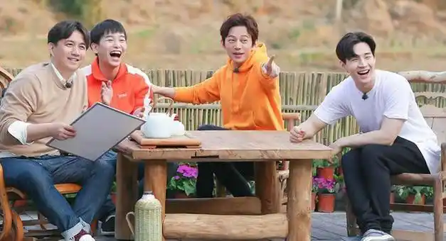 在2017年让"慢综"成为主流的《向往的生活》,也是国民级别的老牌综艺