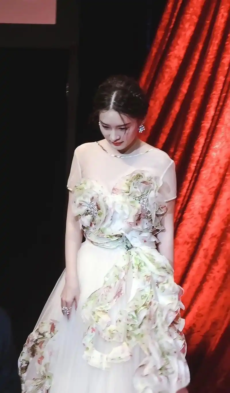 凭借《中国机长》饰演的周雅文角色获奖,出席现场的她状态看着相当不
