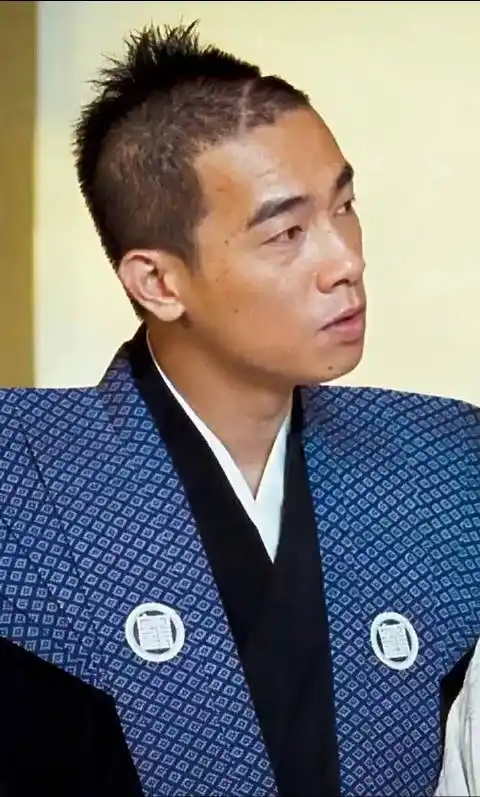 陈小春寸头封面