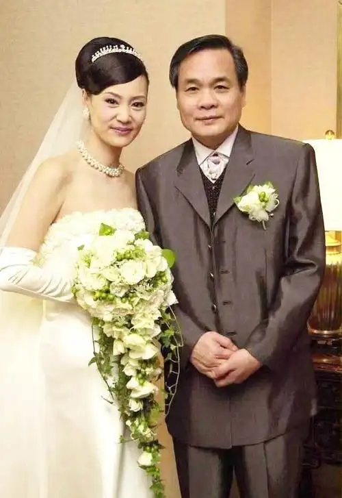 刘雪华被他的深情触动,决定再次敞开心扉,勇敢去爱.